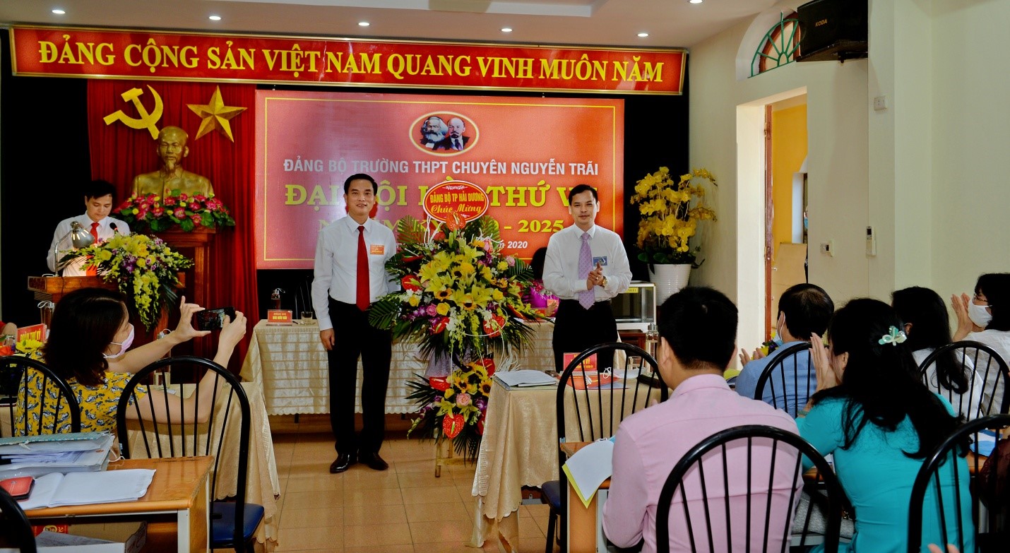 Đ/c Nguyễn Vỹ - Phó Bí thư Thành ủy – Chủ tịch Hội đồng nhân dân thành phố Hải Dương tặng hoa chúc mừng Đại hội